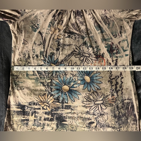 ✨CLEARANCE✨ Floral Top, cap sleeve - Picture 7 of 7